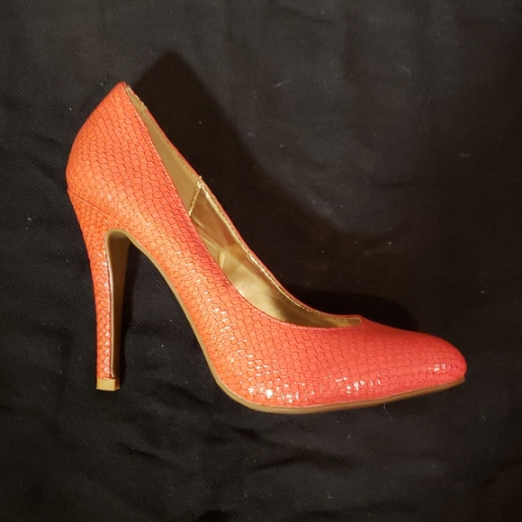 Textured Coral Pumps - Picture 1 of 3